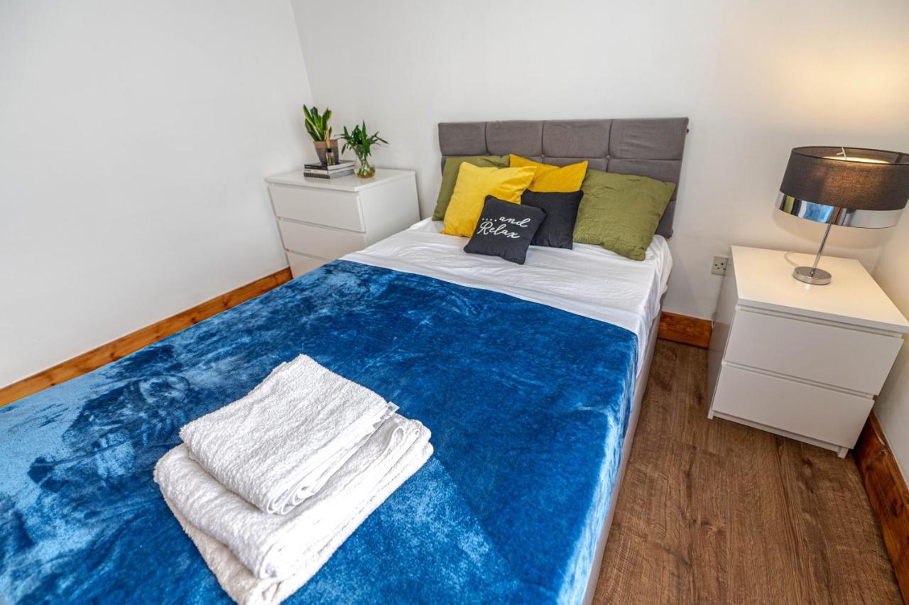 Beautiful 4 Bedrooms House, 7 Walk To Train Station Plumstead  Exterior photo