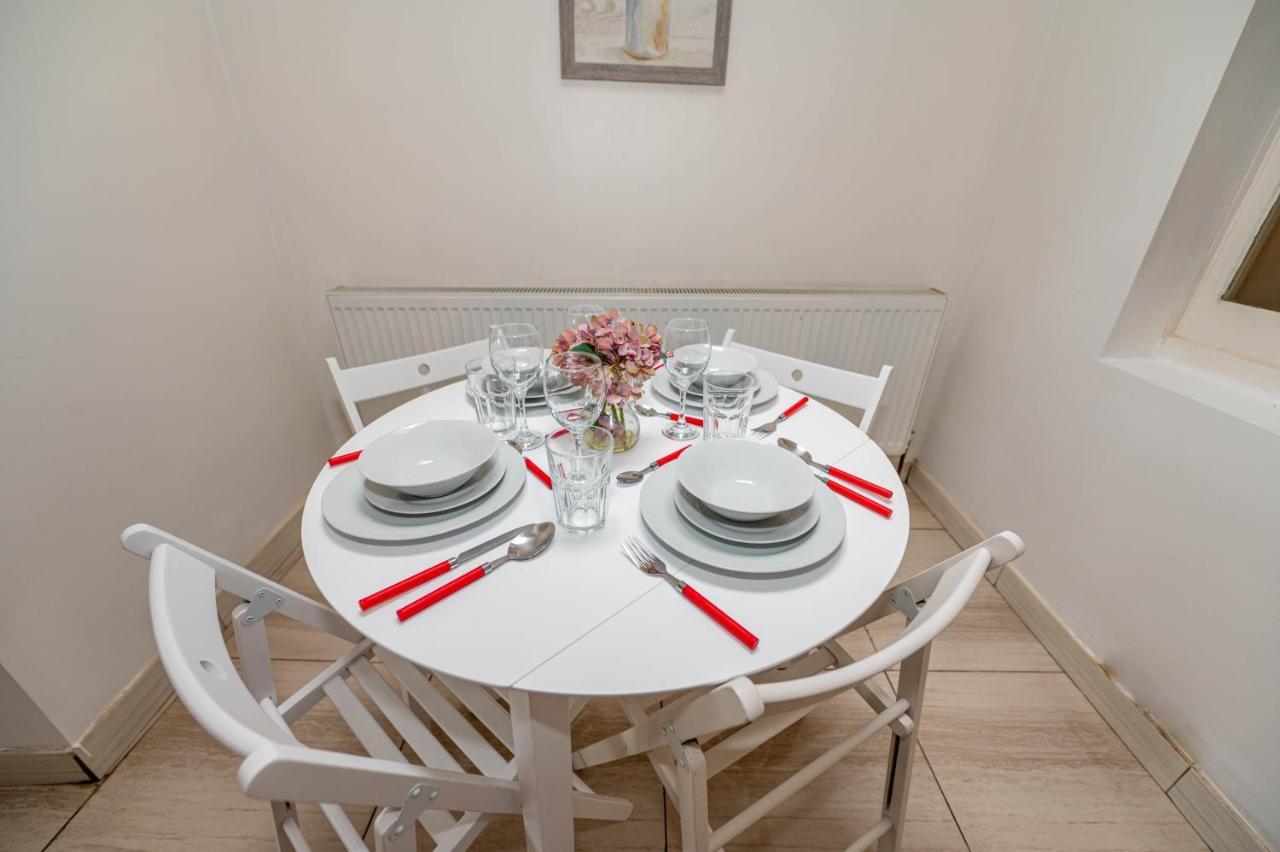 Beautiful 4 Bedrooms House, 7 Walk To Train Station Plumstead  Exterior photo