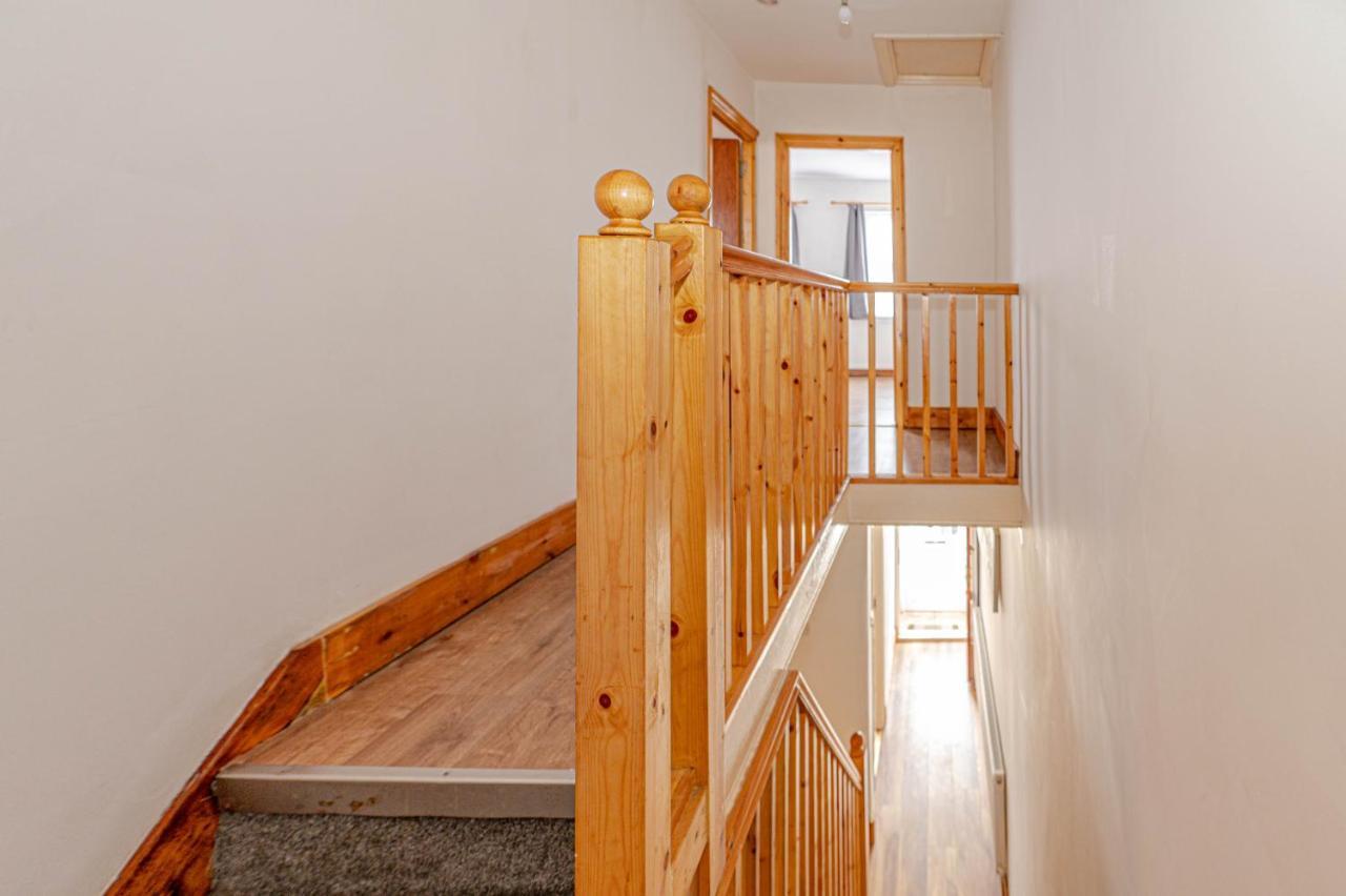 Beautiful 4 Bedrooms House, 7 Walk To Train Station Plumstead  Exterior photo