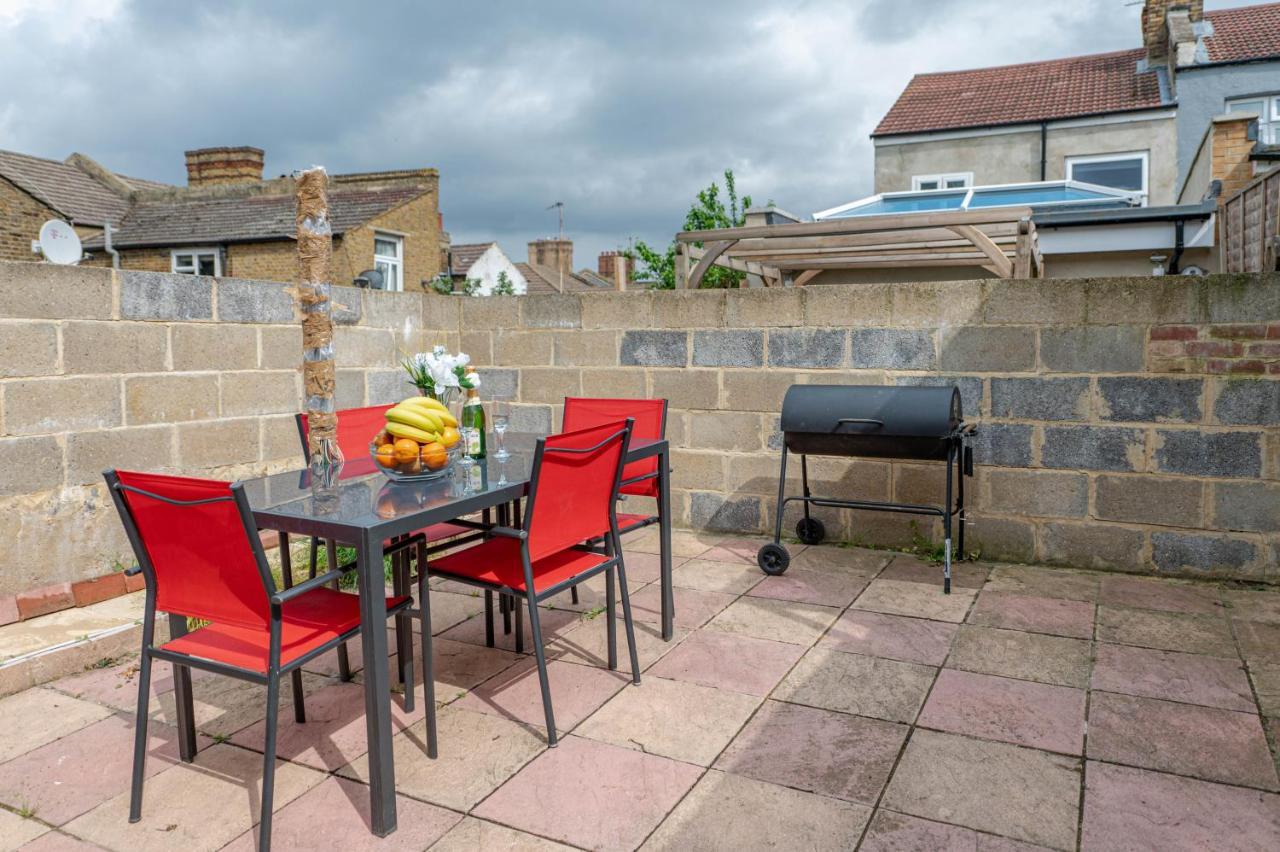 Beautiful 4 Bedrooms House, 7 Walk To Train Station Plumstead  Exterior photo